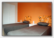 camera arancio 1